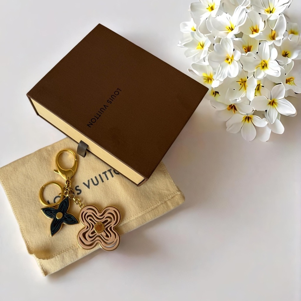 LOUIS VUITTON Resin Naif Bag Charm Rose πΉ - Picture 3 of 8